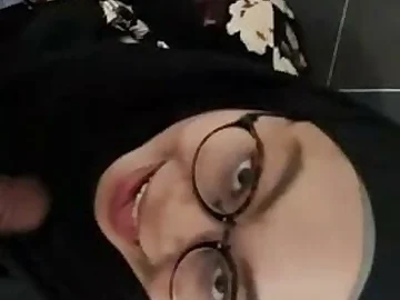 Indonesia - Hijab Hitam Nyepong Ditoilet